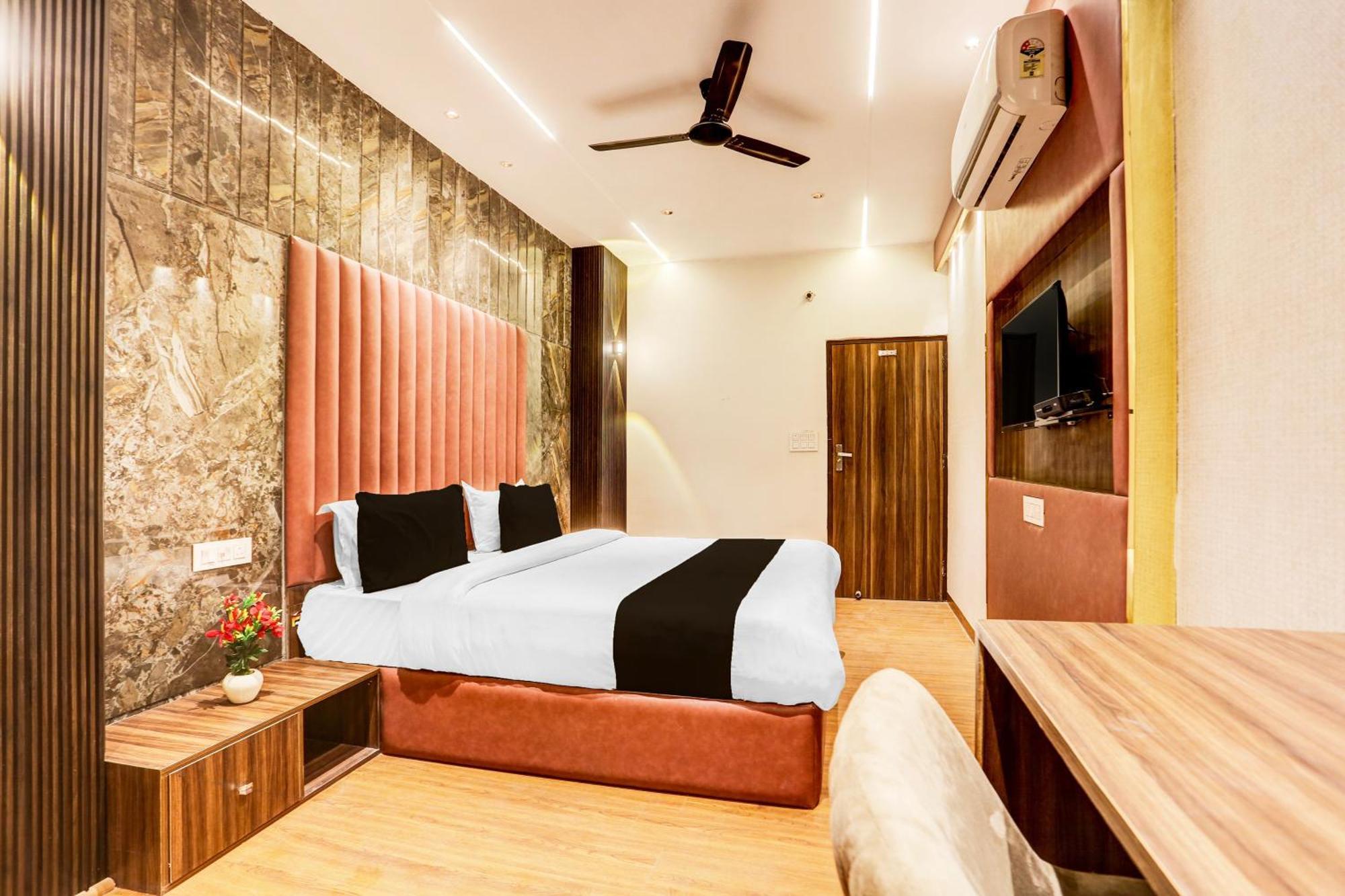 Super Townhouse Haibowal Chowk Лудхиана Экстерьер фото