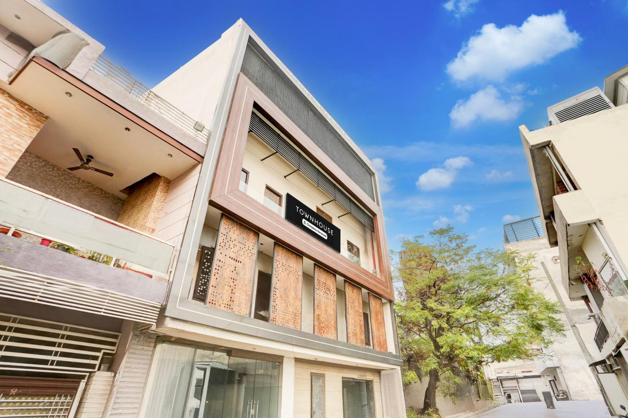 Super Townhouse Haibowal Chowk Лудхиана Экстерьер фото
